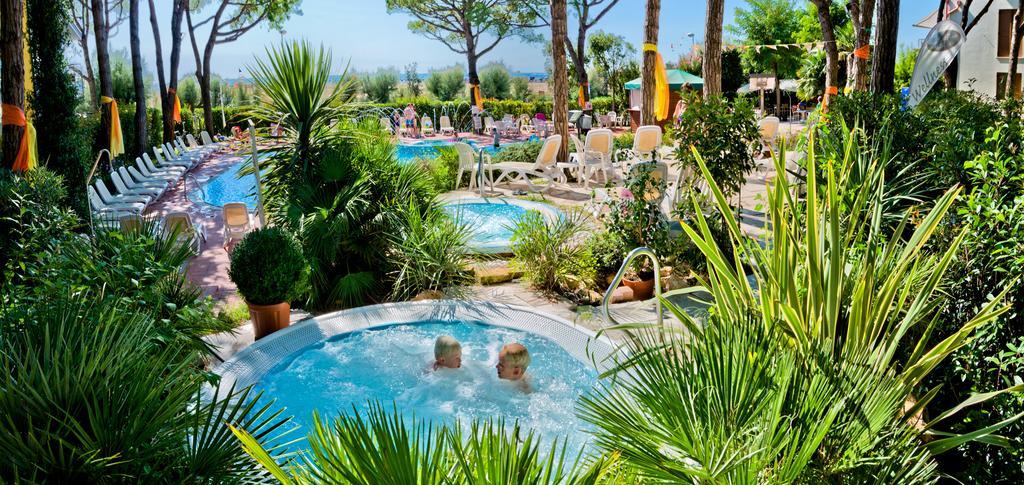 Park Hotel Pineta&Dependance Suite Eraclea Mare Buitenkant foto